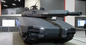 Nowoczesny czołg pl-01 o futurystycznym designie, prezentowany na wystawie.