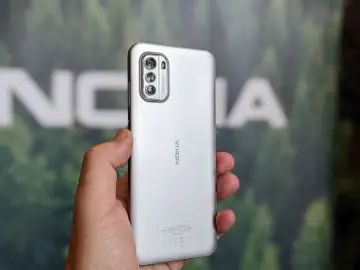 Srebrny smartfon Nokia z potrójnym aparatem, przypominający czasy świetności Symbian.