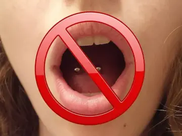 Zakaz piercingu języka, który wygląda jak **snake eye**.