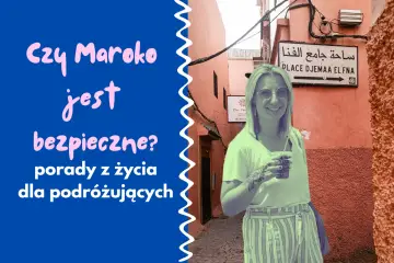 Kobieta w Marrakeszu, przy znaku Place Djemaa El Fna. Czy Maroko jest bezpieczne? Porady dla podróżujących.