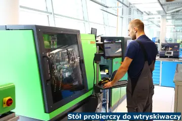 Mechanik obsługuje stół probierczy do wtryskiwaczy Bosch DCI 700, monitorując parametry na ekranie.