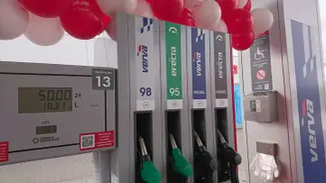 Stacja paliw z dystrybutorami Verva i Efecta. Czy Efecta 95 to benzyna? Tak, to benzyna.