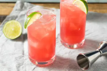 Orzeźwiający drink z passoa, lodem i plasterkiem limonki. Idealny na letnie popołudnie.