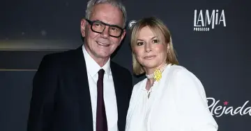 Monika Janowska i jej partner na ściance. Wiek nie jest widoczny, ale oboje wyglądają elegancko.