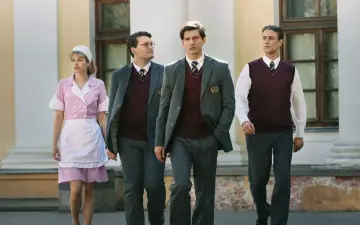 En flicka i rosa uniform och tre pojkar i skoluniform går. En sammanfattning av ondskan bok kan handla om deras öden.