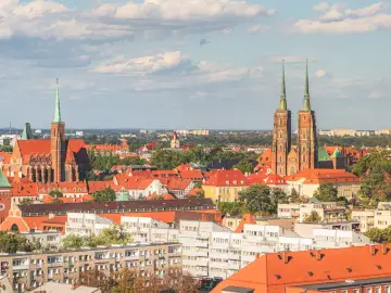 Panorama Wrocławia z katedrami i dachami. Idealne miejsce, by zobaczyć, co we Wrocławiu warto zobaczyć w 1 dzień.