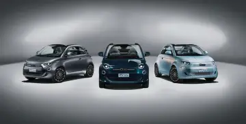 Trzy stylowe samochody fiat elektryczny w różnych kolorach: szary, granatowy i błękitny, prezentują nowoczesny design.