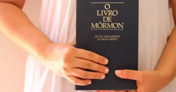 Dłonie trzymają Księgę Mormona, święty tekst dla wyznawców mormonizmu.
