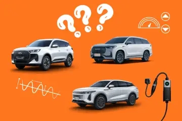 Trzy białe SUV-y, w tym omoda hybryda, na pomarańczowym tle z ikonami i ładowarką.