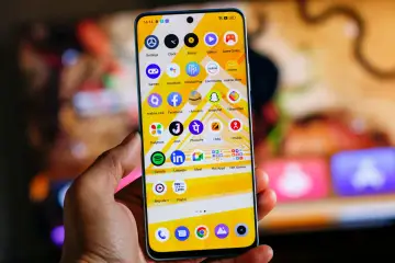 Dłoń trzyma smartfon realme z kolorowym ekranem. Chcesz wiedzieć, jak wyłączyć telefon realme? Ten ekran główny pokazuje ikony aplikacji.