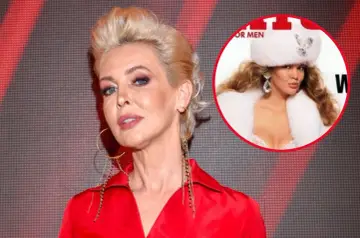 Bogna Sworowska w czerwonej kreacji obok swojego zdjęcia z sesji dla Playboya.
