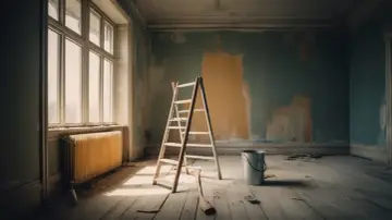 Drabne mieszkanie za remont, z drabiną i wiadrem, czeka na nowe życie.