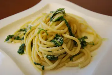Bucatini z zielonymi liśćmi i parmezanem, pyszne danie, które może konkurować ze spaghetti.