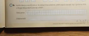 Fragment zadania matematycznego z podręcznika, dotyczące obliczania czasu lekcji i przerw.
