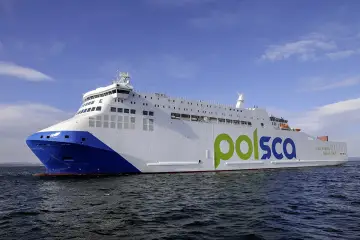 Nowy prom typu ro-pax "Jantar Unity" z napędem LNG płynie po morzu.