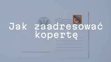 Jak zaadresować kopertę? Na zdjęciu biała koperta z polskim znaczkiem pocztowym i orłem.