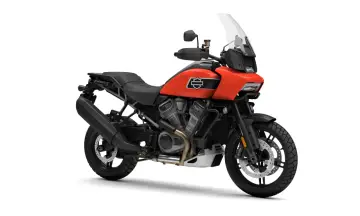 Pomarańczowy Harley Pan America gotowy na przygodę.