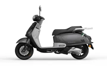 Scooter grigio con finiture argentate e dettagli verdi. Perfetto per scoprire quanti km può fare uno scooter 125 in città.