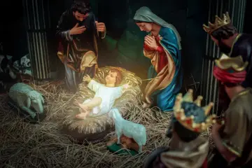 Szopka bożonarodzeniowa z Dzieciątkiem Jezus, Maryją, Józefem, Trzema Królami i owcami.