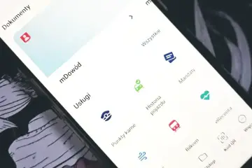 Na ekranie telefonu widać aplikację z opcjami: mDowód, Usługi, Historia pojazdu, Mandaty, Bilkom, eRecepta, Kod QR. Można tu sprawdzić, kiedy kasują się punkty karne.