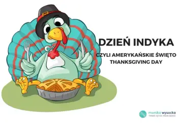 Uśmiechnięty indyk w kapeluszu z widelcem i nożem siedzi przed ciastem. To ilustracja wyjaśniająca, co to jest Święto Dziękczynienia.