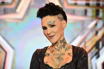 Chylińska, kiedyś w **byłym zespole Chylińskiej**, dziś z tatuażami na twarzy i szyi, prezentuje swój niepowtarzalny styl.