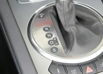 Zbliżenie na dźwignię zmiany biegów automatycznych z oznaczeniami P, R, N, D, S.