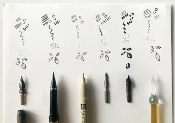 Ejemplos de trazos y formas básicas en dibujos con tinta china, junto a varias plumas y puntas de caligrafía.