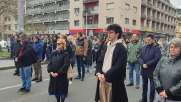 Ludzie stojący na ulicy w Belgradzie, w tle budynki i KFC. Czy Belgrad jest bezpieczny?