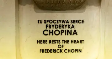 Tu spoczywa serce Chopina. Napis na pomniku w języku polskim i angielskim.
