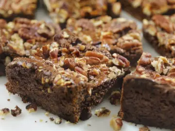Szybkie ciasto z orzechami włoskimi, idealne na deser. Czekoladowe brownie z chrupiącą posypką z orzechów.
