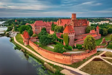 Malbork – imponujący zamek krzyżacki, idealne miejsce na zwiedzanie za darmo. Widok z lotu ptaka na ceglane mury i wieże.