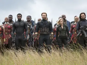 Avengers: Wojna bez granic obsada: Kapitan Ameryka, Czarna Wdowa, Czarna Pantera i inni bohaterowie stoją gotowi do walki.