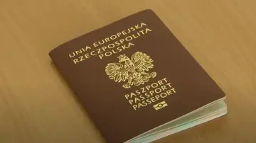 Brązowy paszport Rzeczypospolitej Polskiej z godłem orła. Zastanawiasz się, kto ma zniżkę na paszport?