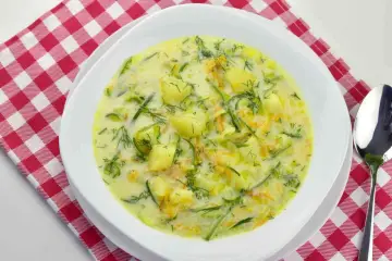 Kremowa zupa z cukinii z ziemniakami i marchewką, posypana świeżym koperkiem. Idealna na lekki obiad.