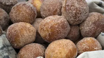 Pączki z ziemniakami Ewy Wachowicz, obtoczone w cukrze z cynamonem, kuszą swoim wyglądem i zapachem.