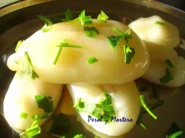 Deliciosos huevos de choco cocidos, servidos en un plato y adornados con perejil fresco picado.