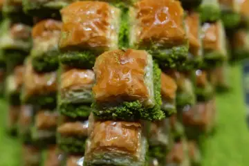 Słodka, chrupiąca baklava, co to za przysmak! Warstwy ciasta filo, orzechów i syropu. Idealna na deser.