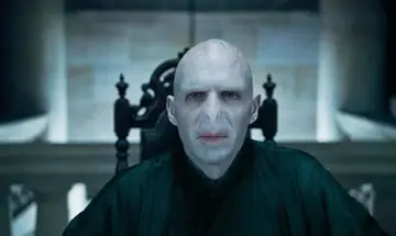 Ralph Fiennes jako Lord Voldemort w filmach o Harrym Potterze. Jego przerażająca twarz budzi grozę.