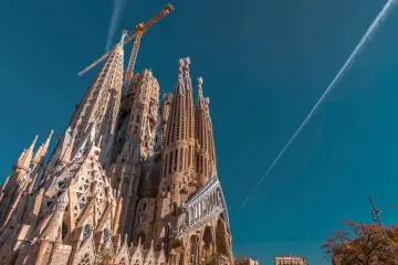Niesamowita Sagrada Familia w Barcelonie, wciąż w budowie. Zastanawiasz się, ile kosztuje bilet do Sagrada Familia? Sprawdź ceny online!