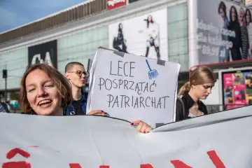 Kobiety niosą transparent z napisem "LECE POSPRZĄTAC PATRIARCHAT" i miotłą. To wyraz ich determinacji do zmian.