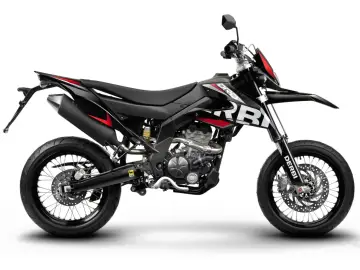 Czarny motocykl Derbi Senda z czerwonymi akcentami, gotowy na przygodę.
