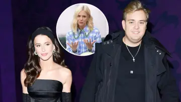 Kevin Mglej z córką i żoną. Uśmiechnięty mężczyzna w czarnej kurtce, obok niego kobieta w czarnej sukience. W tle kobieta w kratowanej koszuli.