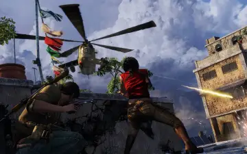 Nathan Drake i Elena Fisher w akcji, ostrzeliwując helikopter podczas pościgu w stylu Uncharted 2 film.