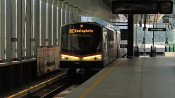 Pociąg metra U2 Karlsplatz na stacji wiedeńskiego metra.