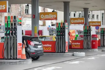 Na stacji benzynowej Miles Plus tankuje się auto. Zastanawiasz się, ile zarabia się na stacji benzynowej?