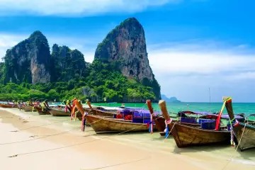Łodzie na plaży w Railay, Tajlandia. Te widoki to jedne z najpiękniejszych miejsc w Tajlandii, idealne na wakacje.