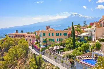 Widok na Sycylię z Etna w tle. Urokliwe miasteczko z hotelami, basenem i bujną zielenią. Idealne miejsce, gdzie na Sycylię.