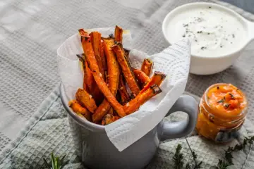 Chrupiące frytki z marchewki w kubku, idealne do dipu. Prosty sposób, jak zrobić frytki z marchewki.