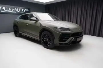 Matowy, zielony Lambo Urus z czarnymi felgami stoi w studiu.
